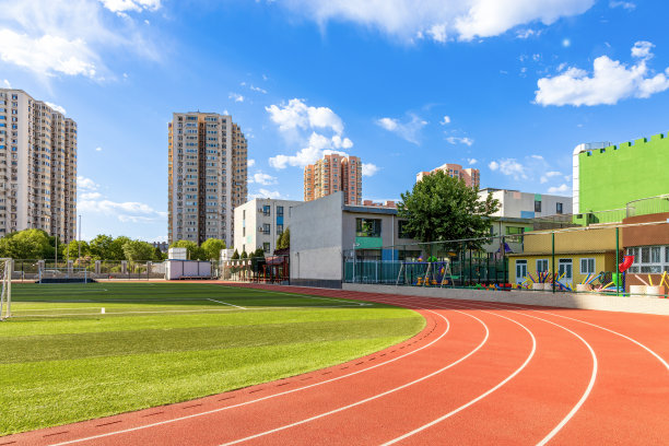 龙岩新罗17所中小学建塑胶操场