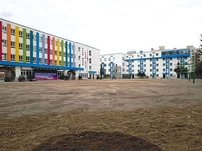 全国中小学校已铲除93块“毒跑道” 教室空气有问题开学推迟