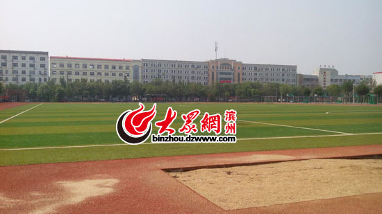 北镇中学塑胶操场气味刺鼻 家长担忧学生健康
