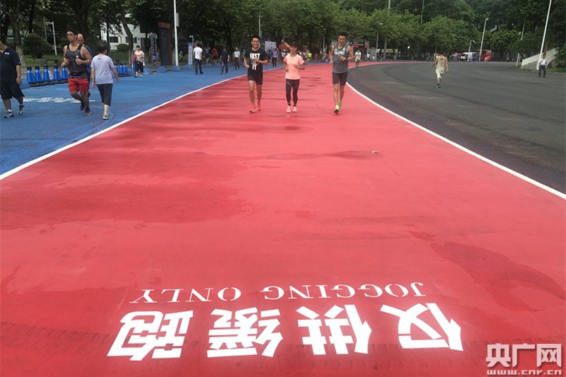竞技宝JjB官网入口全国首条大型体育场外围塑胶跑道在广州竣工(图2)
