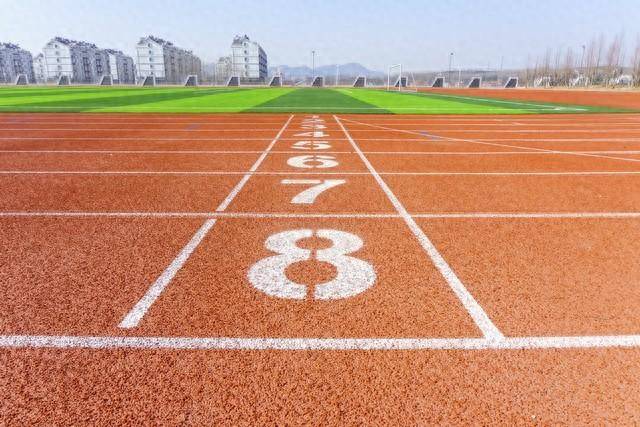 竞技宝JjB官网入口塑胶跑道场上的竟技